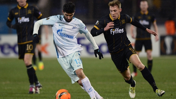 Zenit St Petersburg's Portuguese defender Luis Neto (L) evades David McMillan