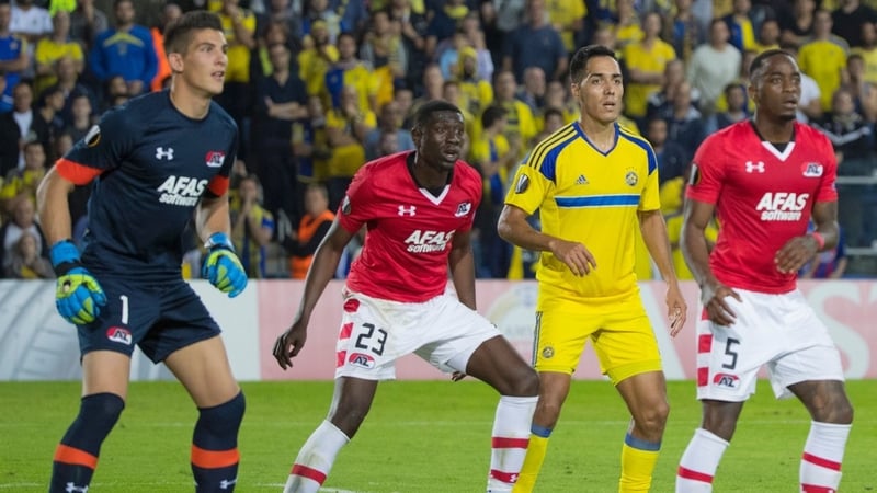 AZ Alkmaar's goalkeeper Sergio Rochet (L) eyes up a cross