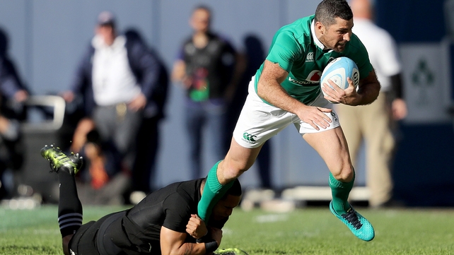 Rob Kearney tries to get escape the attentions of Aaron Smith