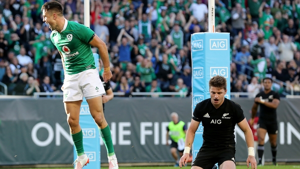 Conor Murray celebrates scoring Ireland's third try