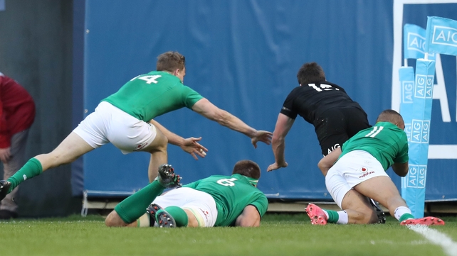 New Zealand continue the fightback as Ben Smith dives over for their third try of the evening