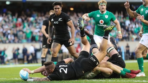Robbie Henshaw touches down for an Irish try in Chicago