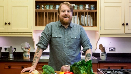 JP McMahon visited Today with Maura and Dáithí ahead of his appearance on tonight's episode of The Taste of Success on RTÉ One! Here's the recipe for the Chicken and Pineapple dish he's whipping up on the show.
