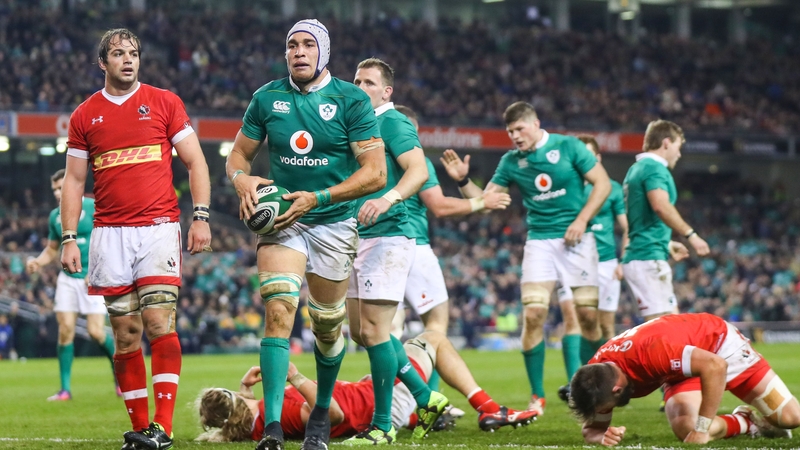 Ultan Dillane celebrates his Ireland try