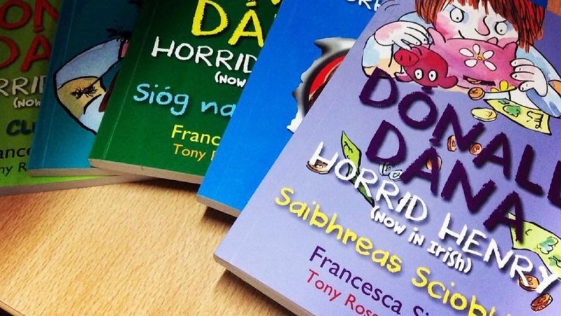 Tá cúig leabhar: Dónall Dána (Horrid Henry), An Club Rúnda (Horrid Henry and the Secret Club), Sióg na bhFiacla (Horrid Henry Tricks the Tooth Fairy), Míola (Horrid Henry's Nits), agus Saibhreas Sciobtha (Horrid Henry Gets Rich Quick)