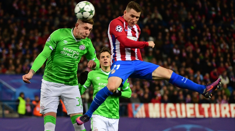 Atletico Madrid's French forward Kevin Gameiro (R) vies with PSV Eindhoven's defender Jordy De Wijs