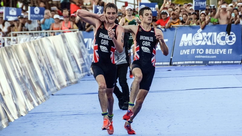 Alistair Brownlee (L) helps his brother Jonnny at the World Triathlon Championships 2016
