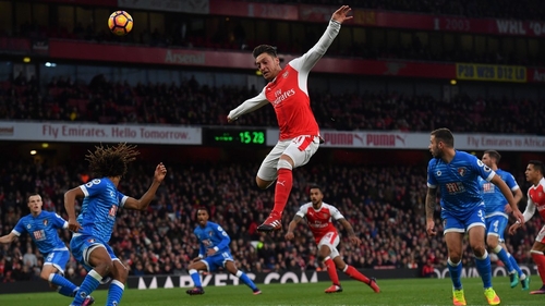 Mesut Ozil says he wants to stay at Arsenal