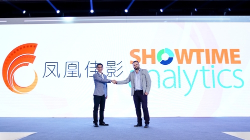 Showtime Analytics CEO Richie Power (R) and YuekeFinixx General Manager Li Xiangxiong (L)