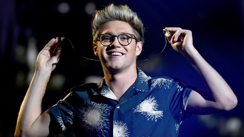 Niall Horan is "dying" with pneumonia. Bless