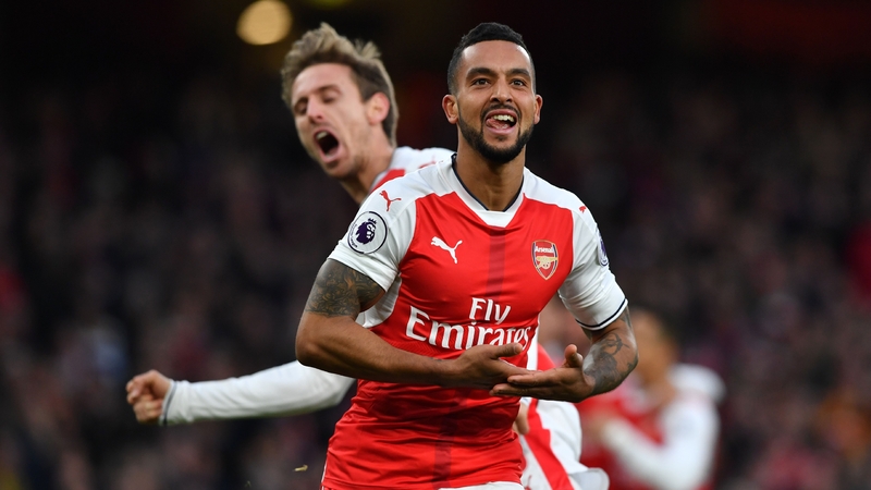Theo Walcott wants his Arsenal team-mates to get behind their manager
