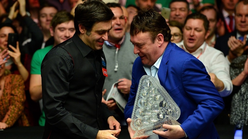 Ronnie O'Sullivan (L) will face Jimmy White