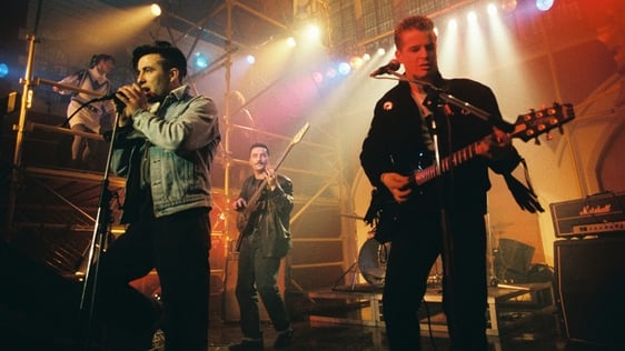 Aslan perform on Megamix