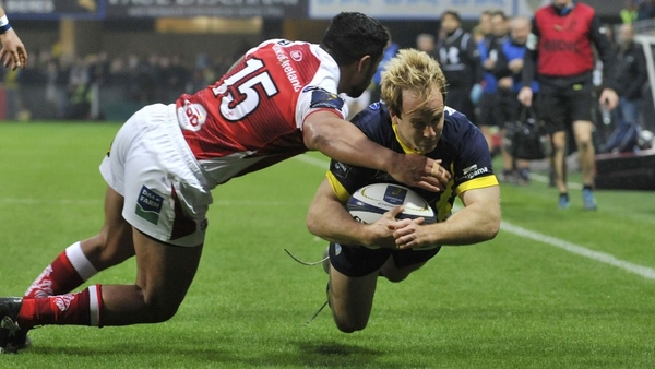 Nick Abendanon crosses the line for Clermont