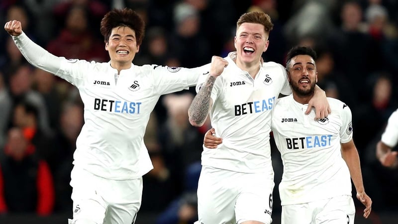 Alfie Mawson (C) celebrates his opener