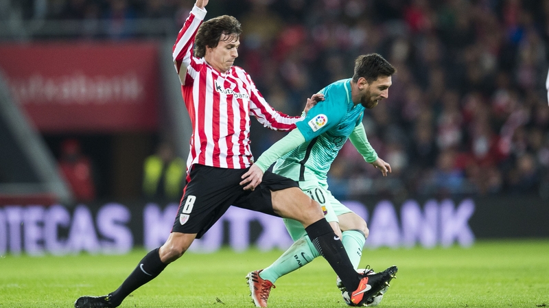 Barcelona's Lionel Messi is tackled by Bilbao's Ander Iturraspe