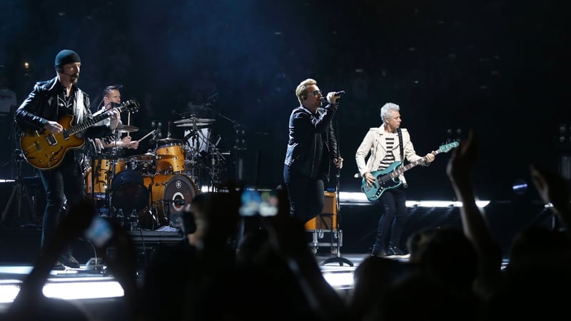 Bono sends queuing fans special delivery