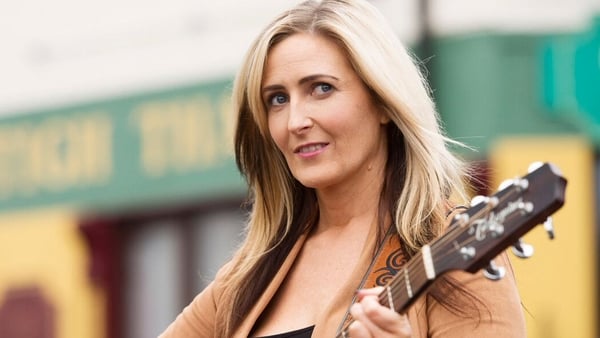 On Ros na Rún, a major music star is interested in Bobbi Lee's talent - but will it lead to real success?