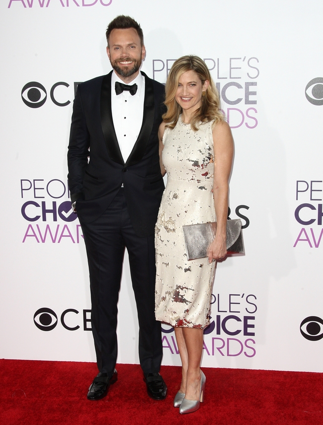 Actor and comedian Joel McHale and wife Sarah Williams keep it simple yet stylish and it works!