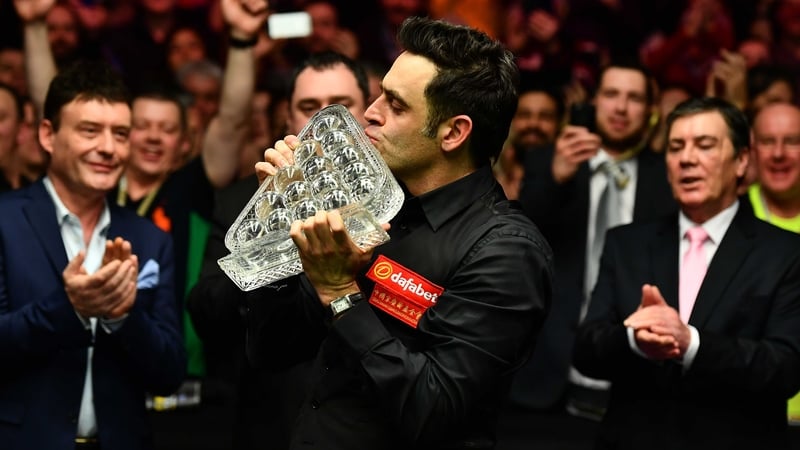 Ronnie O'Sullivan kisses the Paul Hunter Trophy