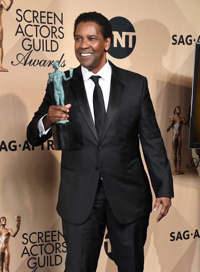 Denzel Washington looked very dapper with his award for Outstanding Performance by a Male Actor in a Leading Role for 'Fences'.
