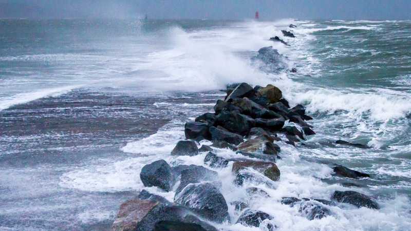 Waves breaking at Poolbeg in Co Dublin (Pic: John Coveney Photography)