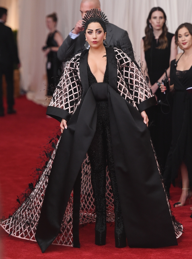 7. A dramatic look for the Met Gala 2015, stunning with black hair and crown.