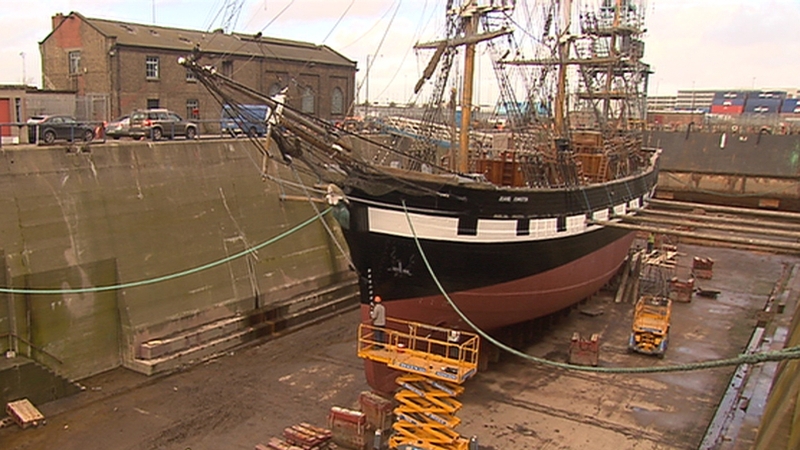 An Jeanie Johnston ar thalamh tirim