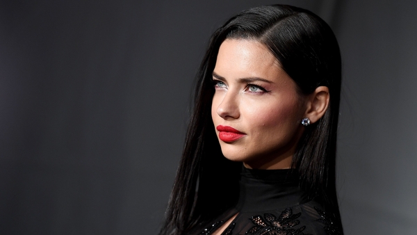 The amfAR New York gala honors those who have made outstanding contributions to HIV/AIDS awareness. This year host Lena Dunham, of Girls fame, awarded honorees, Scarlett Johansson and Donatella Versace. Check out the star-studded red carpet.
