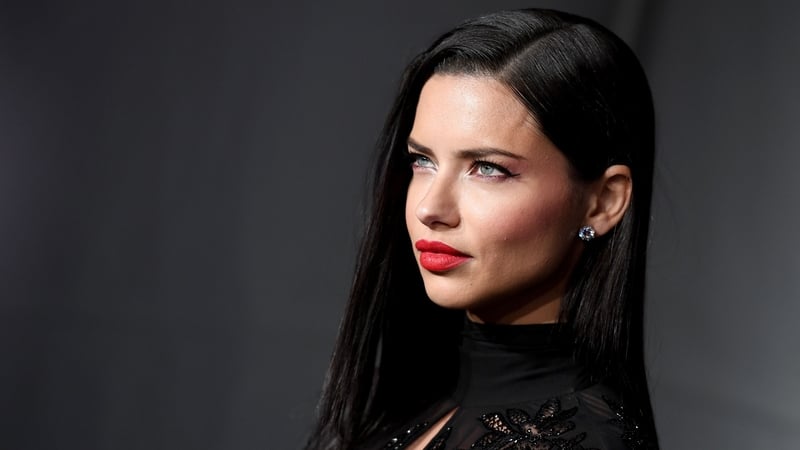 The amfAR New York gala honors those who have made outstanding contributions to HIV/AIDS awareness. This year host Lena Dunham, of Girls fame, awarded honorees, Scarlett Johansson and Donatella Versace. Check out the star-studded red carpet.