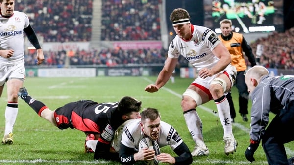 Darren Cave scores a try