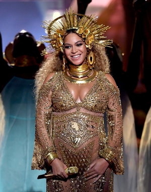 All-in-gold, a radiant Queen B, wearing one of her many crowns. This one's from Peter Dundas former Roberto Cavalli creative director.