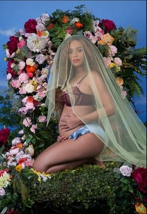 A lighter coloured veil also featured in her pregnancy photoshoot