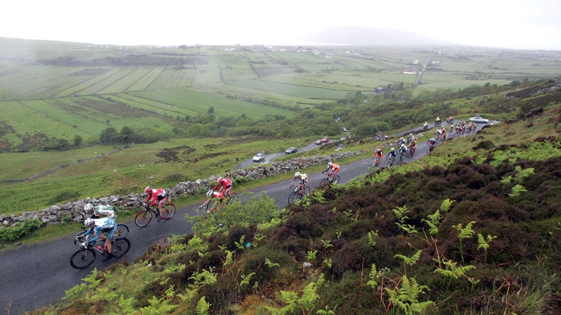 Rás riders ascend Mamore Gap in 2007