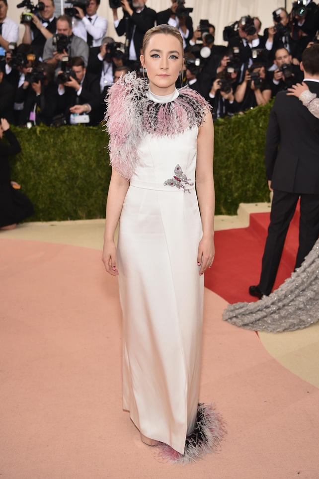 Saoirse wore a Christopher Kane feathered neckline gown to last year's Met Gala. She looks like she stepped out from the 'Fifth Element'.