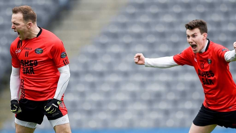 Darran O'Sullivan (L) celebrates his goal