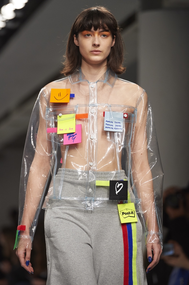 Post-its and plastic transparency at the Fyodor Golan fashion show. Very wearable, sure we all have Post-its at home!