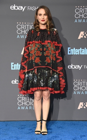 Really original flamenco-inspired dress from Alexander McQueen that matches her lipstick. Natalie is beautiful at the 2016 Critics' Choice ceremony. She won an award for her role in 'Jackie'.