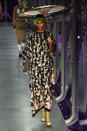 Flowers, japanese umbrella, nose jewel,... everything is allowed at the Gucci fashion show!