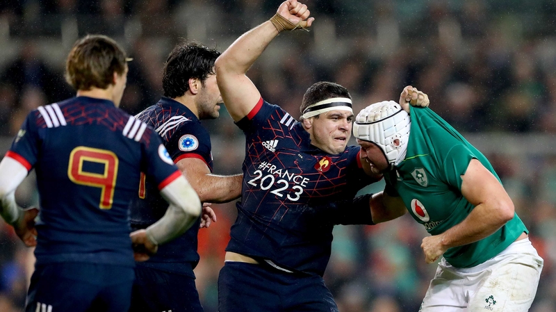 France's Guilhem Guirado and Rory Best exchange pleasantries
