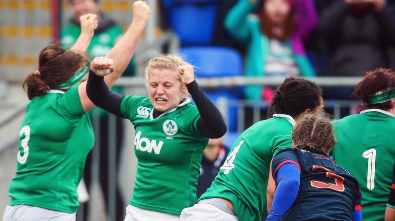 Ireland celebrate Leah Lyons' try