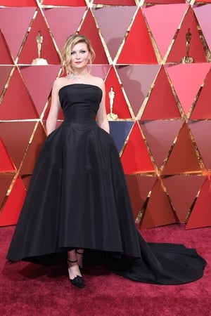 Kristen Dunst goes back to black with this simple gown by Dior Haute Couture.