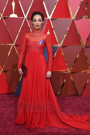 Slay all day, Ruth. Check out that stunning smokey eye and red lip.