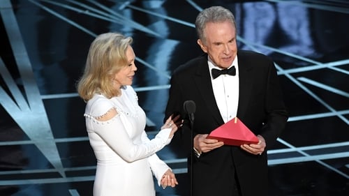 Warren Beatty and Faye Dunaway were handed the wrong envelope at the Oscars last night