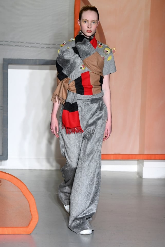 We've never seen a scarf worn like that before! New ideas from the Liselore Frowijn Fashion Show!