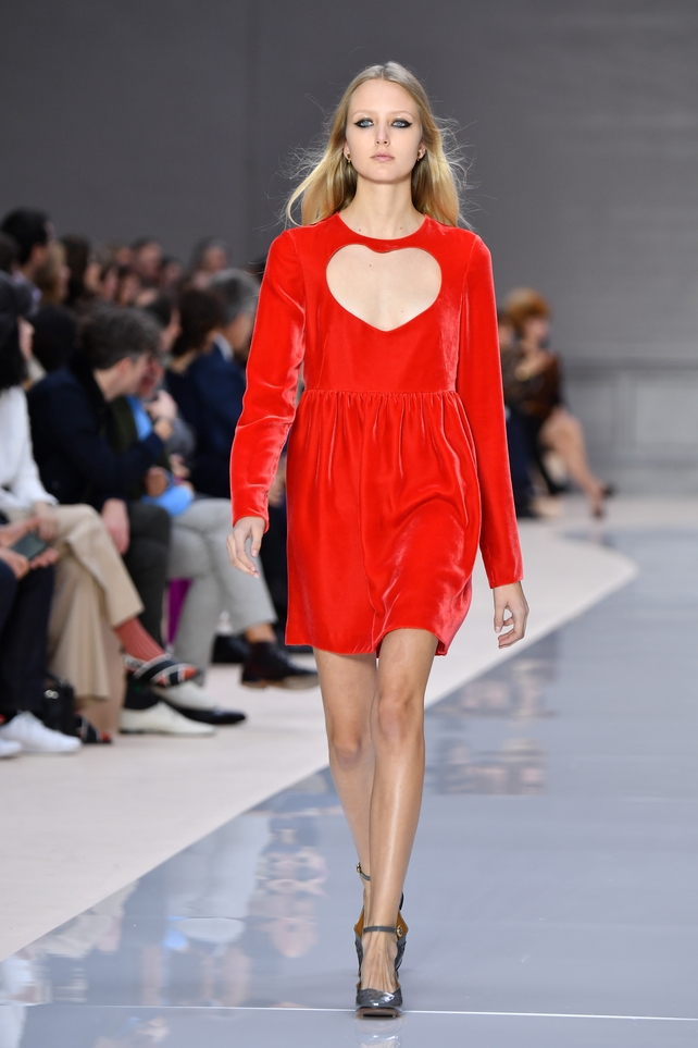 We <3 this velvet red mini dress by Chloé!