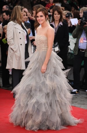 Hello fashionista! Emma rocks her pixie haircut and an Oscar de la Renta bustier gown at the World Premiere of Harry Potter and The Deathly Hallows - Part 2 in 2011.