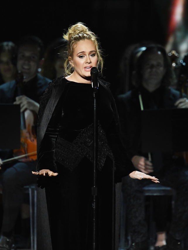 The diva payed an emotional tribute to the late and great George Michael at the Brit Awards in 2017. This hairstyle and velvet fringed dress combo is Adele's best style for us!