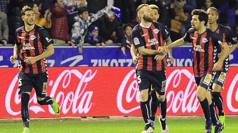 Alaves players celebrate Aleksandar Katai's (2L) leveller against Sevilla
