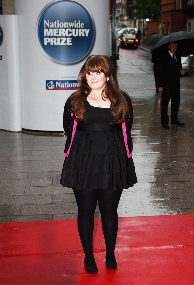 A really cute Adele giving us pin-up vibes at the Nationwide Mercury Prize in 2008, wearing a pink and black cardigan and fringe.
